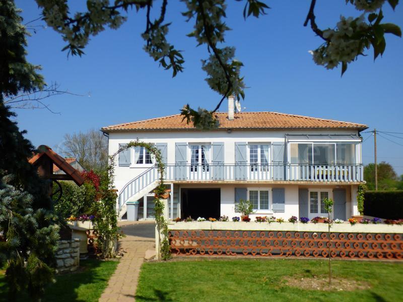 Belle maison sur deux niveaux avec jardin