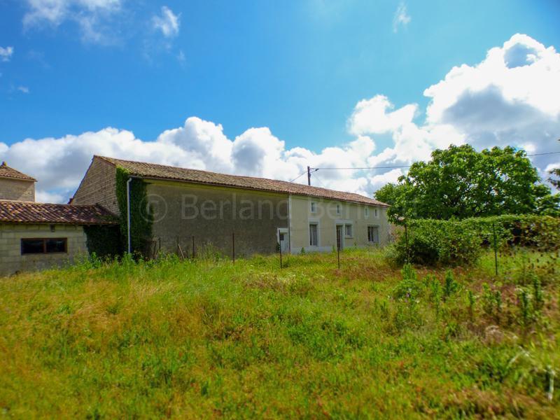 Maison en pierre avec dépendances