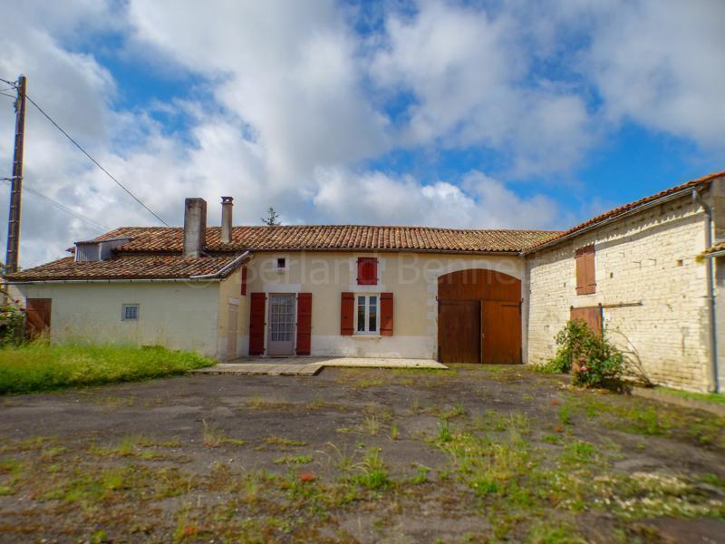 Maison en pierre avec dépendances