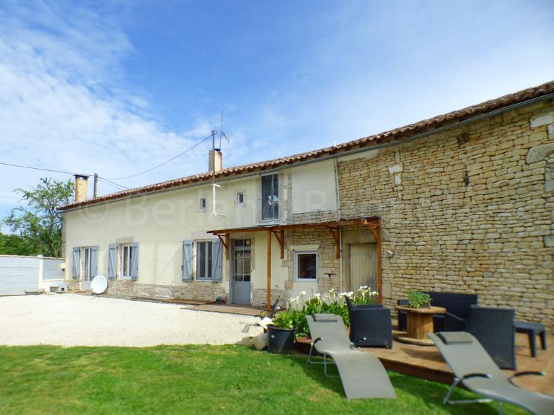 Belle maison en pierres avec dépendances