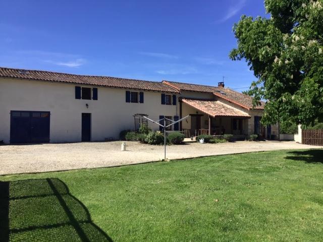 Belle maison en pierres avec piscine hors sol et dépendances