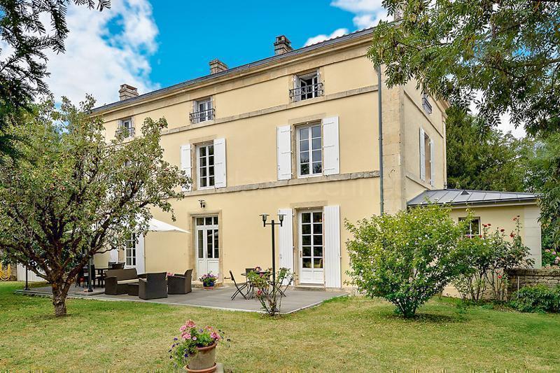 Maison de maître avec bel environnement
