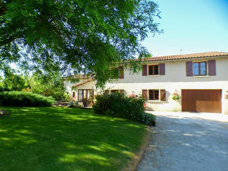 Grande maison en pierres rénovée