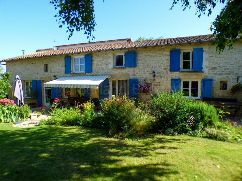 Grande maison en pierres rénovée