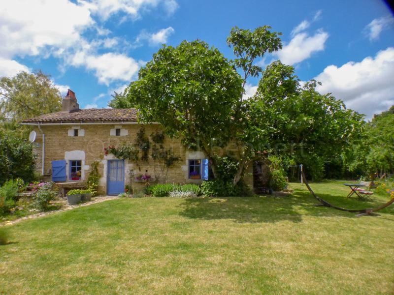 Adorable maison en pierres avec piscine naturelle