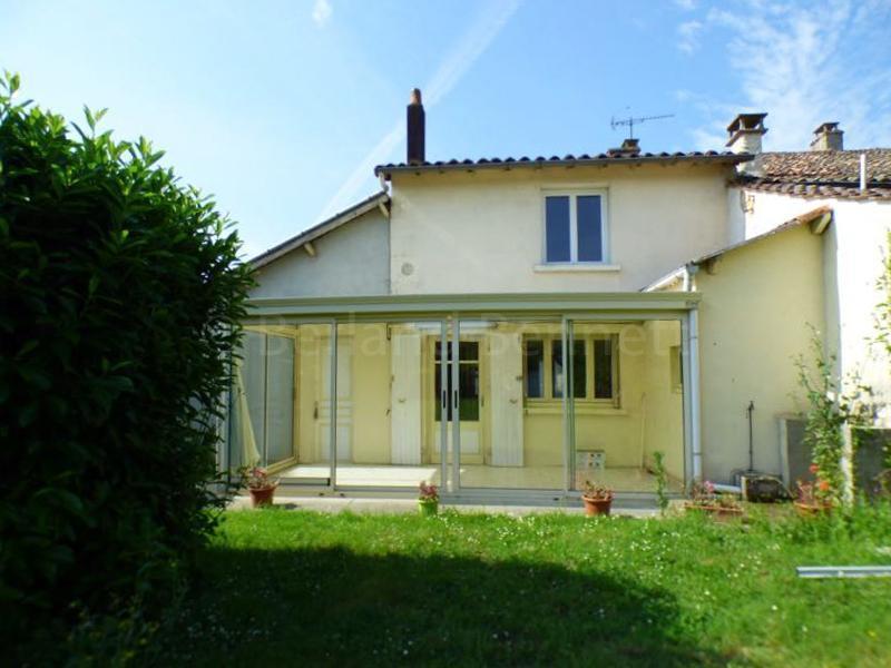 Stone town house with front + rear gardens