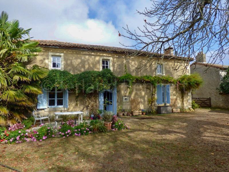Grande maison en pierres avec terrain