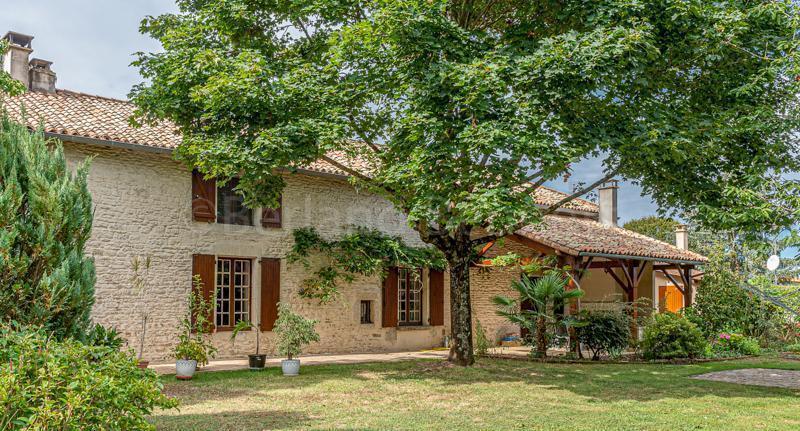Belle maison en pierres avec terrain et dépendances