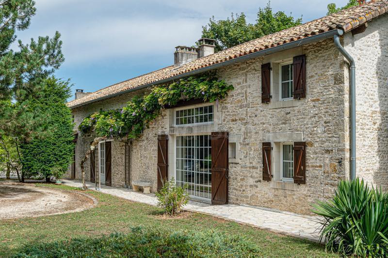 Belle maison en pierres avec terrain et dépendances