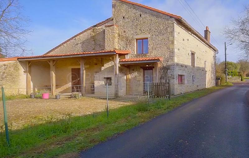 Maison atypique en pierres avec grange et jardin