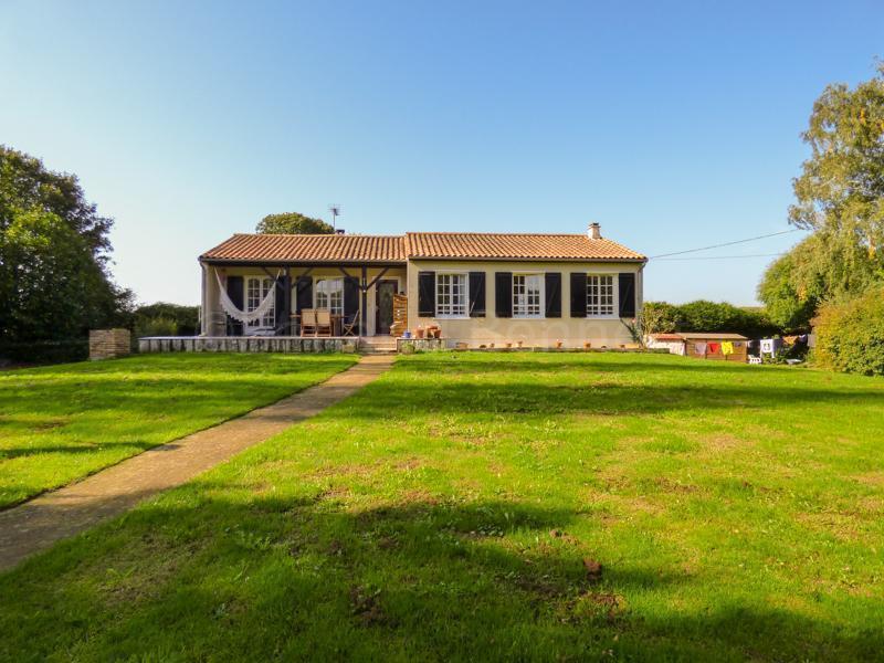 Maison sur sous-sol avec jardin