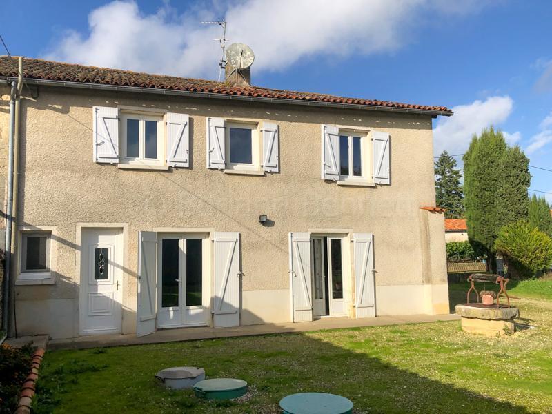 Maison en pierres à rafraichir avec dépendances et terrain