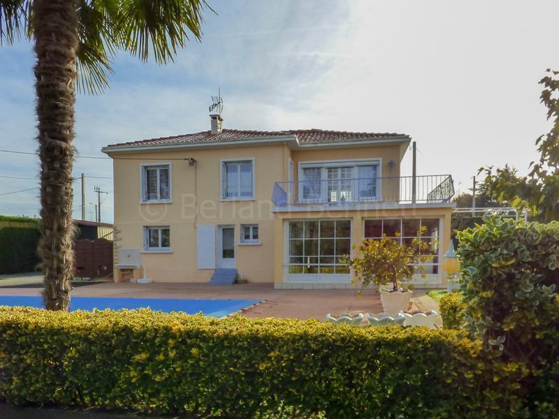 Beau pavillon avec piscine