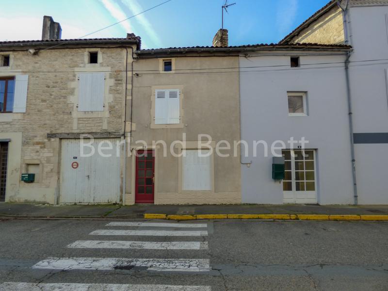 Maison de bourg rénovée avec cour