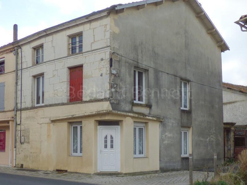 Maison de ville avec cour et grand garage