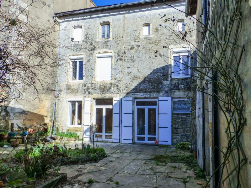Grande maison de bourg + terrain constructible et grange