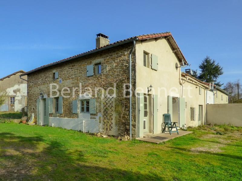 Belle maison en pierres avec grange