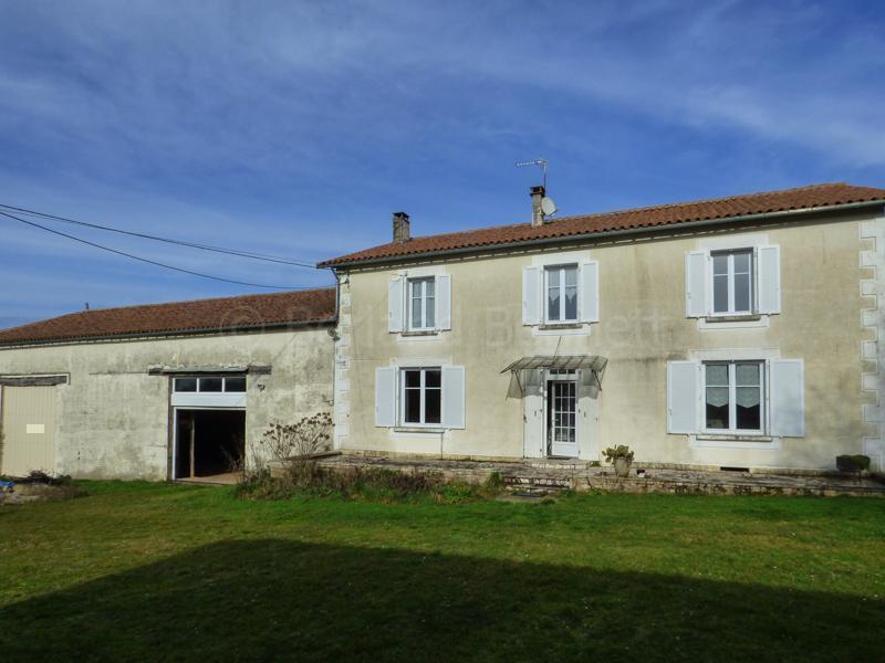 Grande maison 210 m2 avec dépendances sur 7700 m2