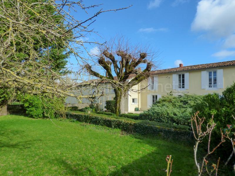 Maison en pierre avec dépendances