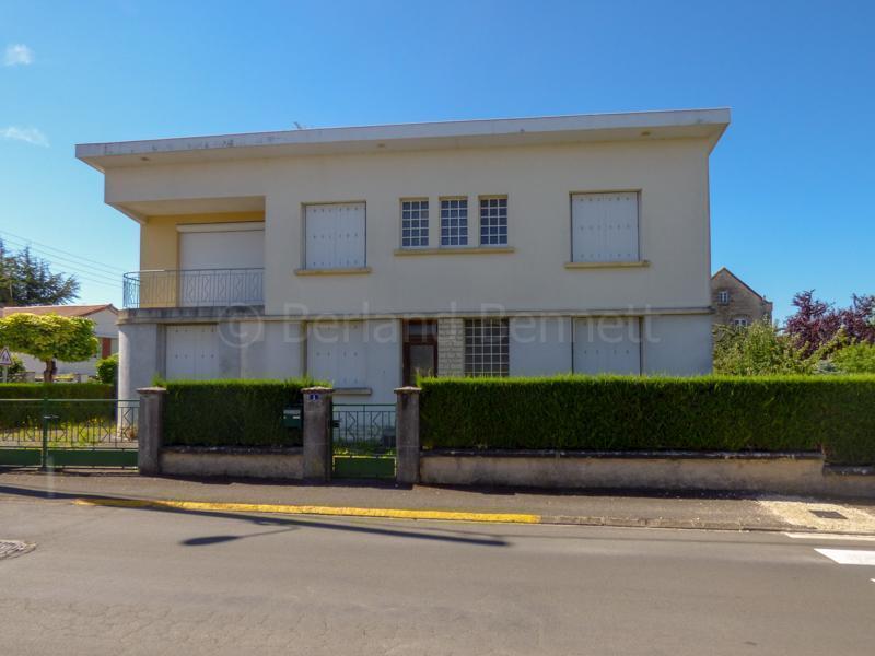 Grande maison de bourg avec dépendance