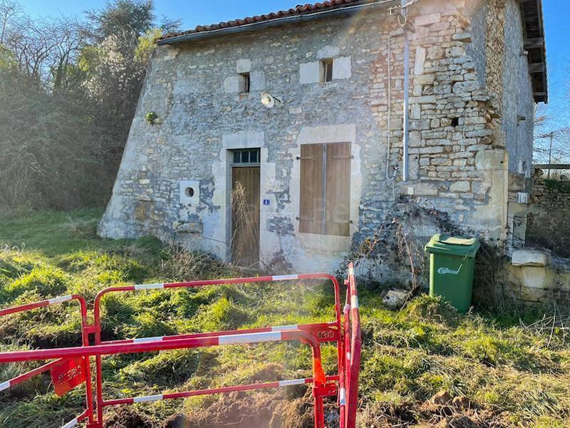 Petite maison en pierres à rénover