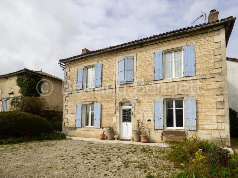 Maison en pierres avec dépendances