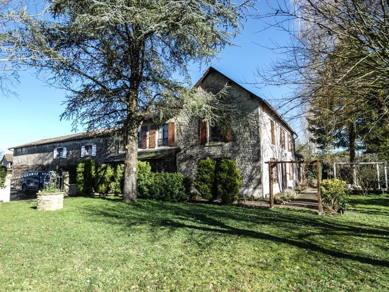 Maison en pierre avec gîte et piscine