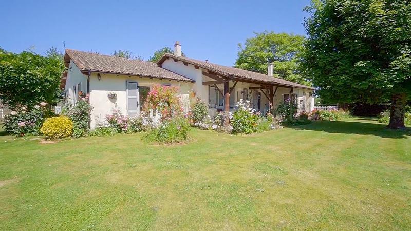 Beau pavillon avec piscine chauffée et terrain