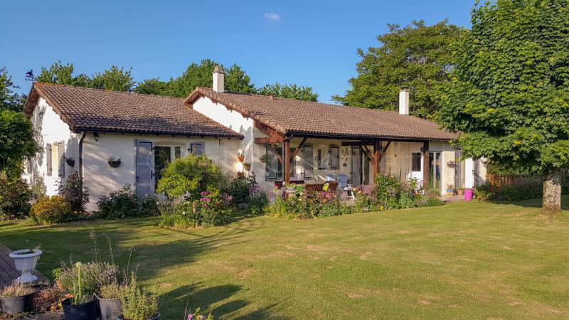 Beau pavillon avec piscine et terrain