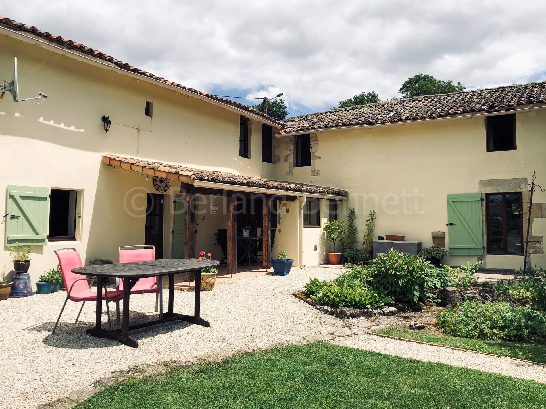 Maison en pierres avec vue dégagée