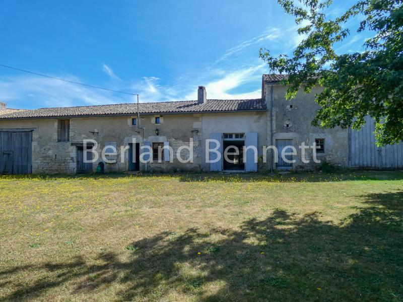 Maison à finir de rénover avec dépendances et terrain