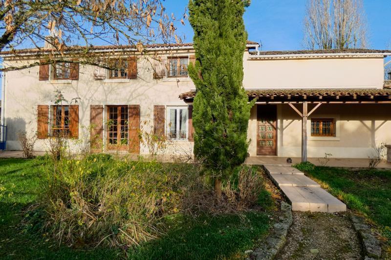 Maison en pierres avec beau terrain