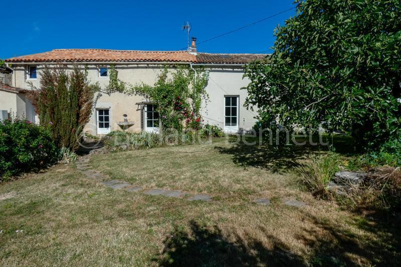 Grande maison en pierre rénovée avec terrain