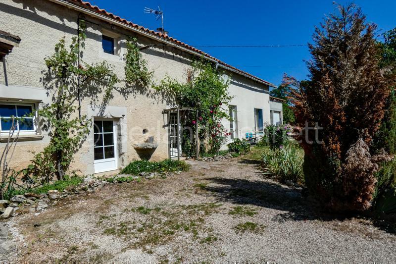 Grande maison en pierre rénovée avec terrain