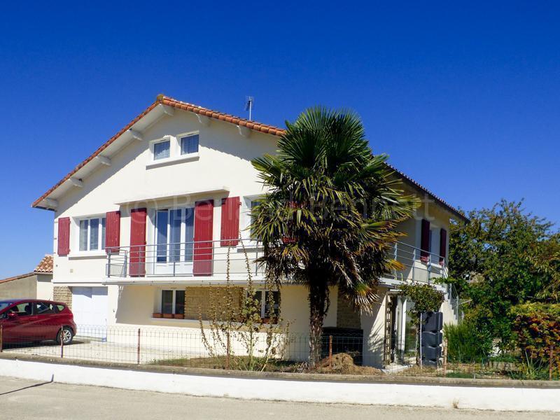 Large well-presented property with garden + garages