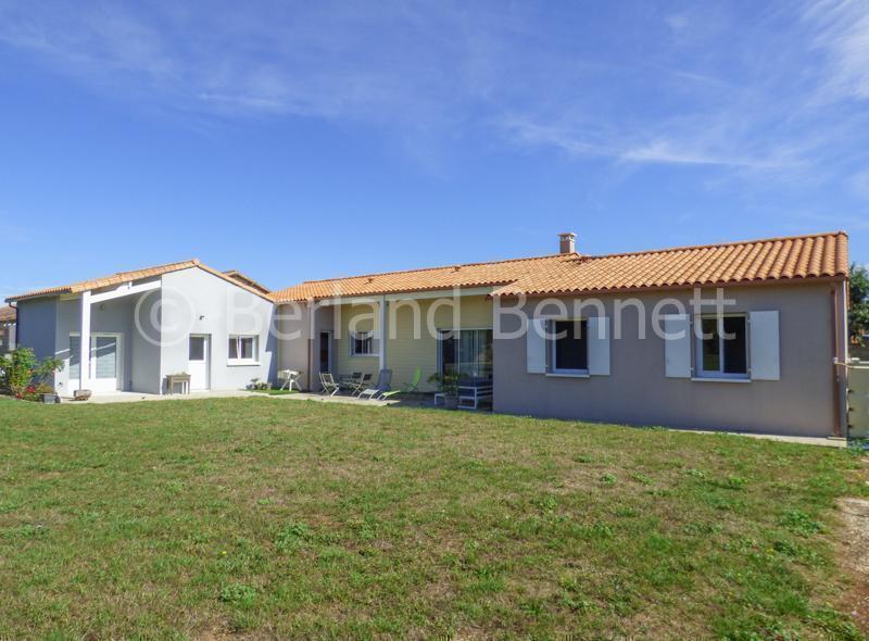 Lovely detached bungalow with 2 garages + garden