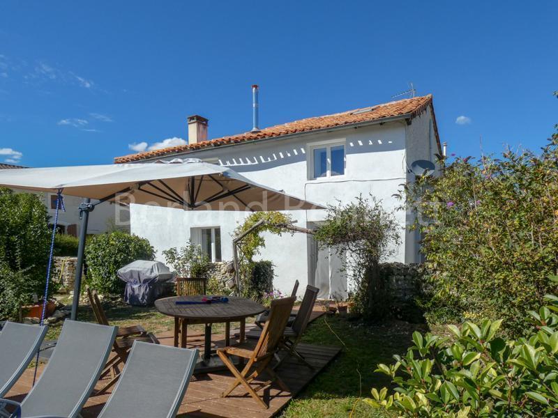 Maison en pierres avec jardin