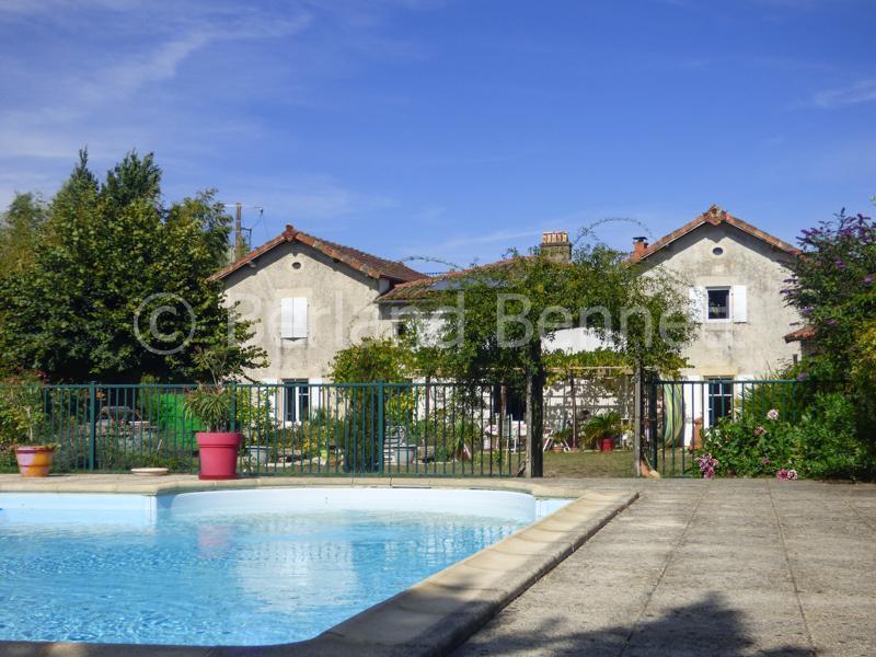 Grande maison en pierres avec piscine, gite et dépendances
