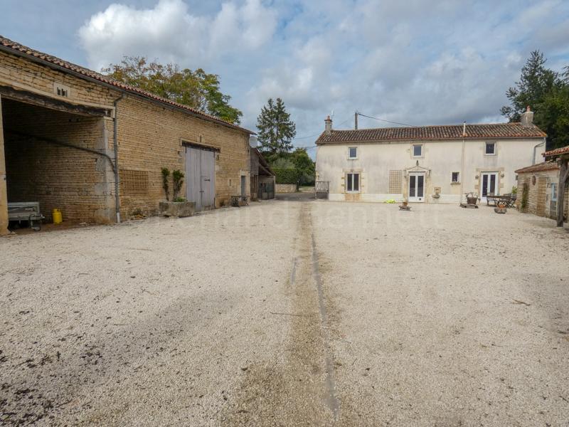 Maison en pierres avec dépendances et terrain