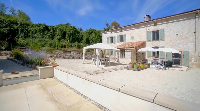 Belle maison en pierres + gîte et piscine