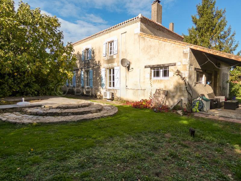 Belle maison en pierres avec dépendances et terrain