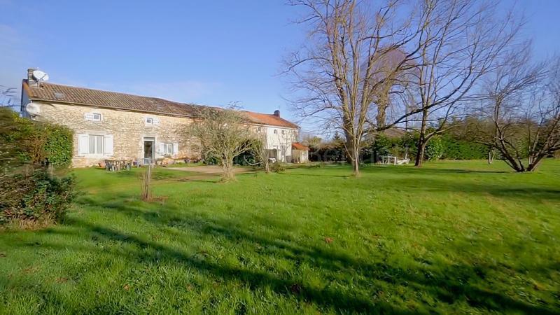 Grande maison en pierre+ 2 gîtes + terrain 1,3 ha