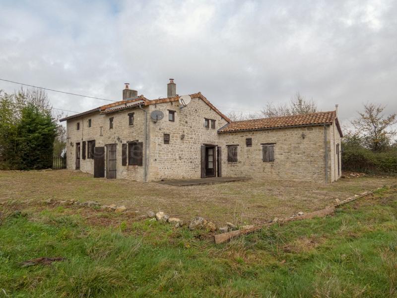 Maison en pierres sur terrain 2 ha (position isolée)