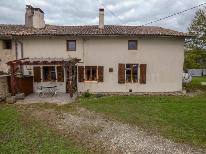 Maison en pierres avec piscine et jardin