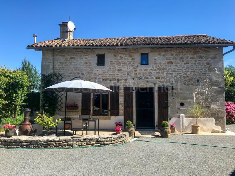 Jolie maison en pierres avec dépendances et jardin