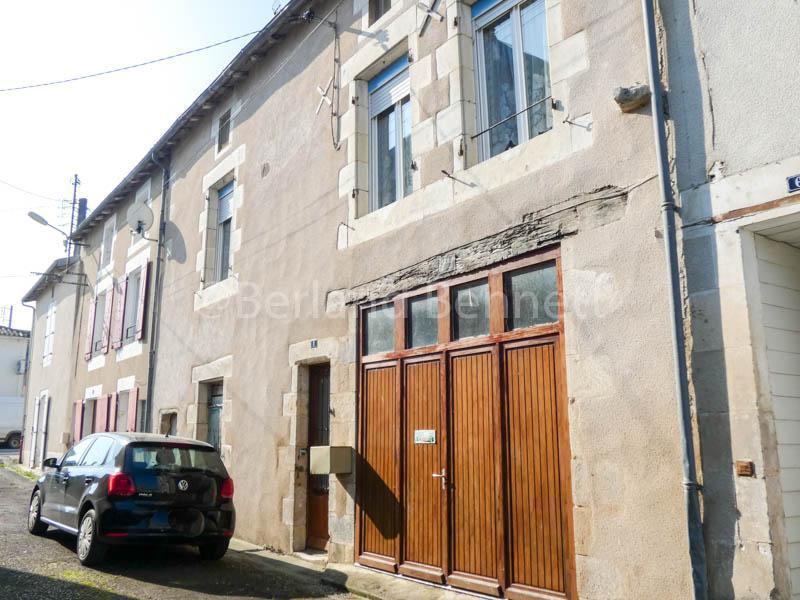 Maison de ville avec garage et accès privé à la Charente