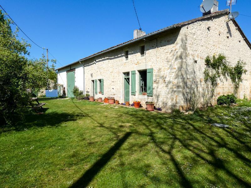 Belle maison en pierres avec dépendances