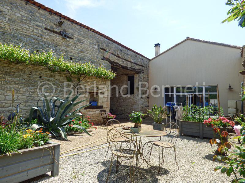 Maison en pierres avec dépendances et piscine