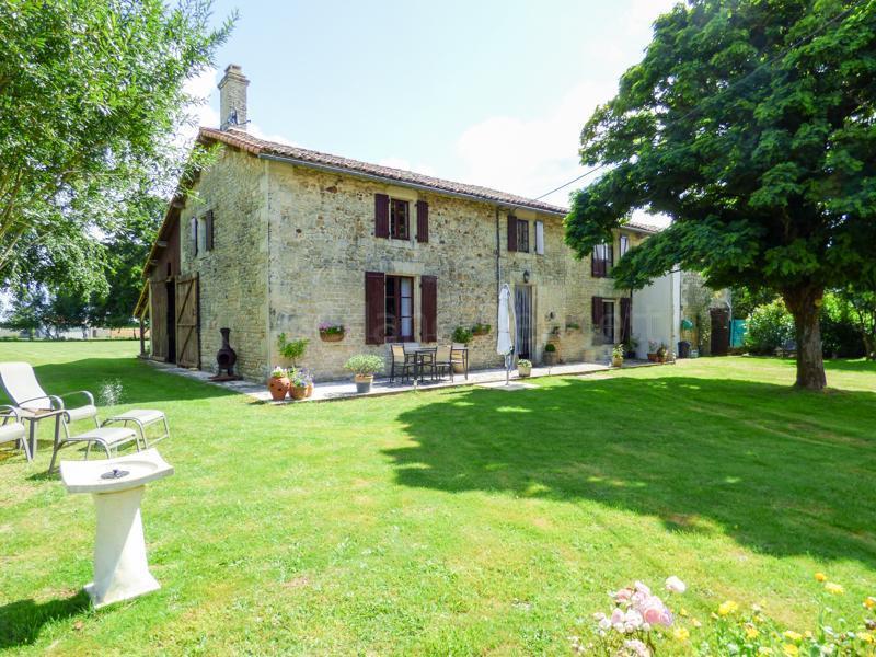 Belle maison en pierres avec dépendances