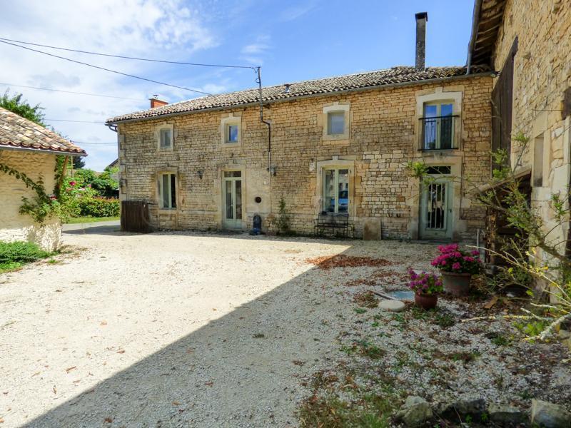 Belle maison en pierres avec dépendances